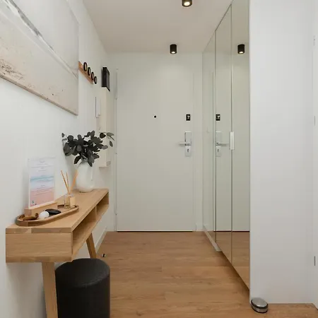 Pinea 718 Seaview Apartament *